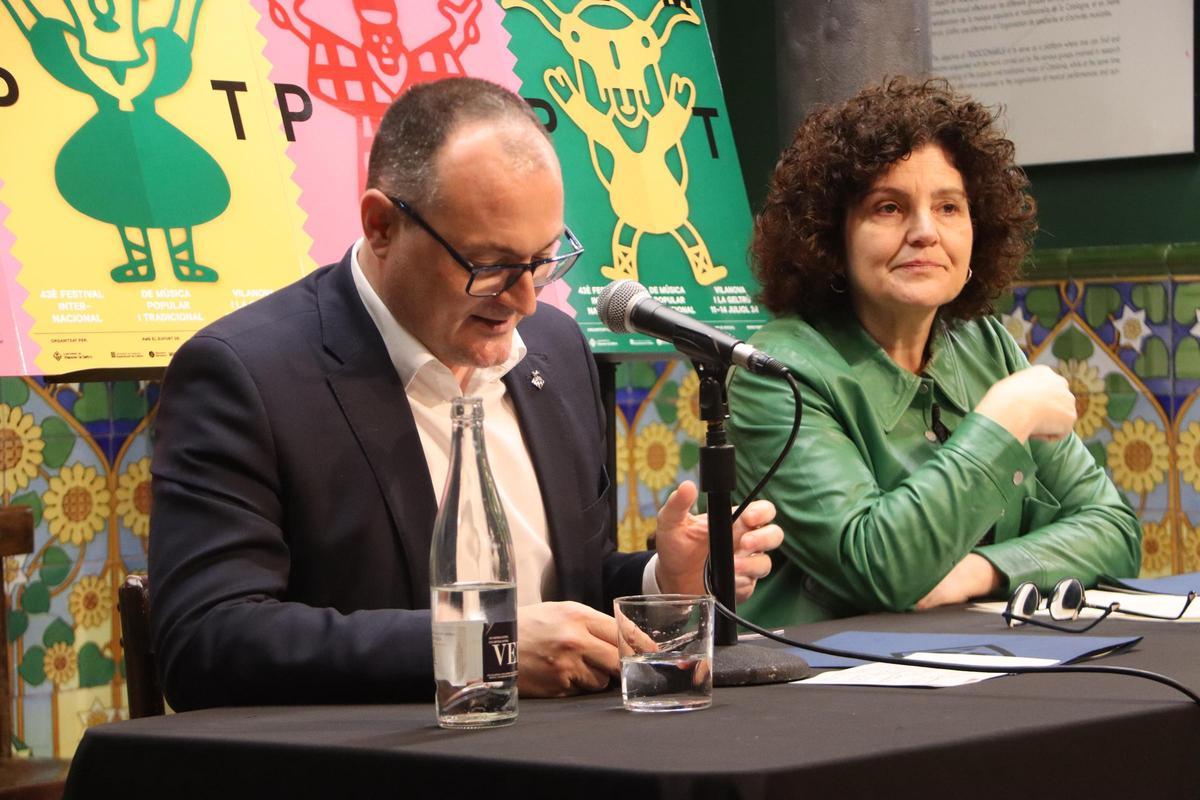 El alcalde de Vilanova i la Geltrú, José Luis Ruiz,  y la concejal de Cultura, Teresa Llorens, durante la presentación del FIMPT