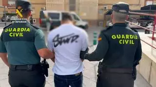 Un guardia civil fuera de servicio sorprende en la calle a tres "cogoteros" que robaron 3.000 euros a una mujer