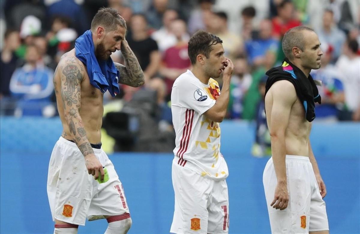 Sergio Ramos, Jordi Alba y Andres Iniesta, al finalizar el partido Italia-España de octavos de final de la Eurocopa de Futbol de Francia 2016.