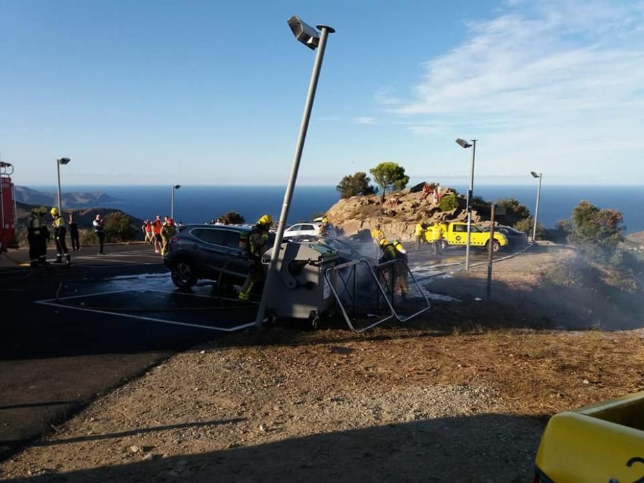 Cremen dos cotxes a Sant Pere de Rodes