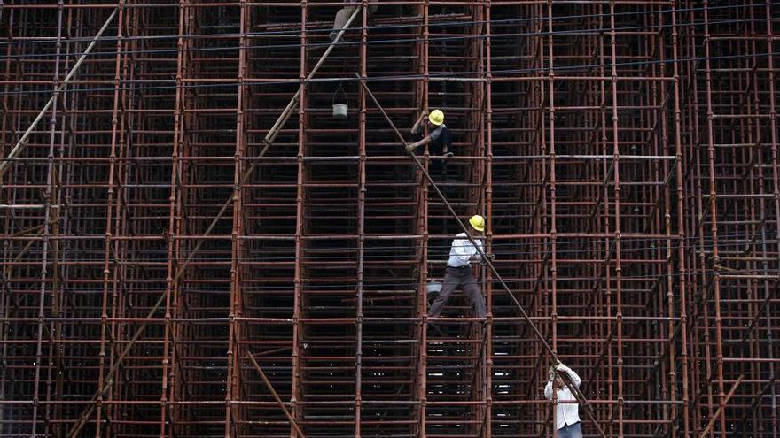 Trabajadores en la construcción de una autopista en Shanghai