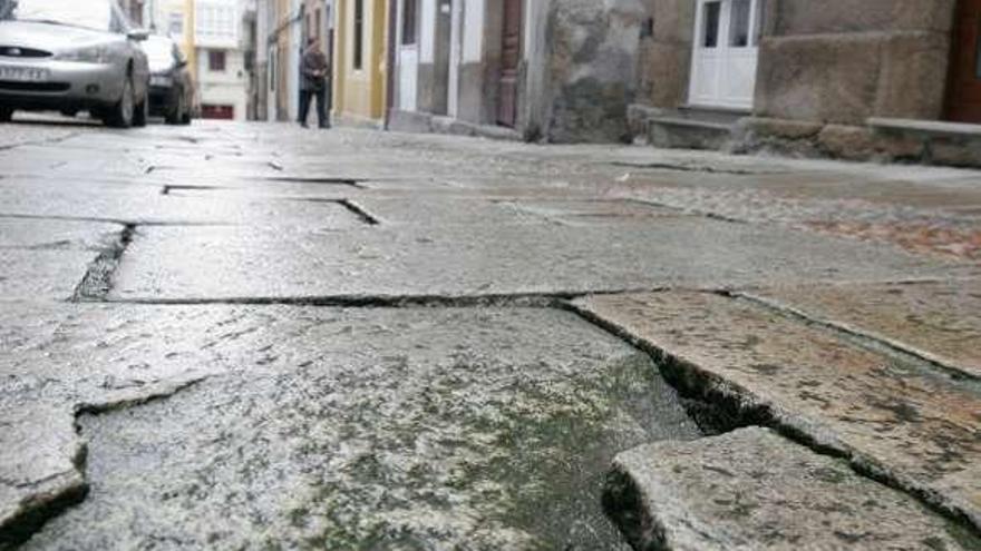 Enlosado en mal estado en la Ciudad Vieja. / la opinión