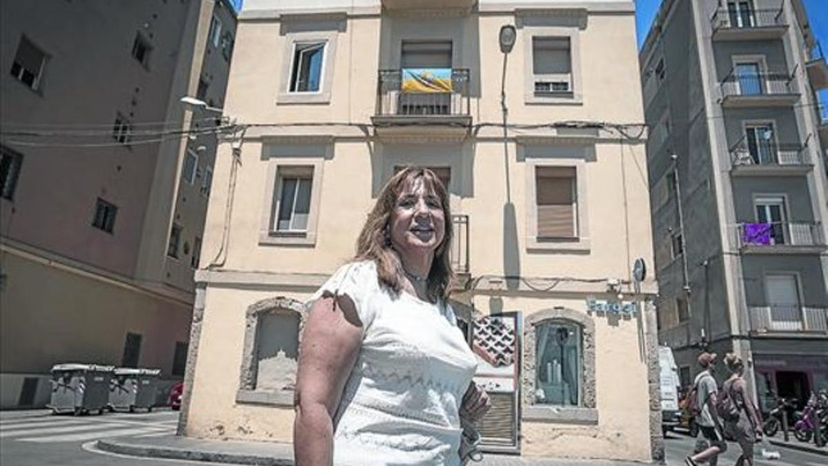 Proceso largo 8 María Sánchez, frente al piso turístico ilegal de su propiedad (el de la ventana abierta).