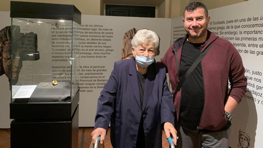 Margarita, de 84 años, visitó la exposición con su hijo.
