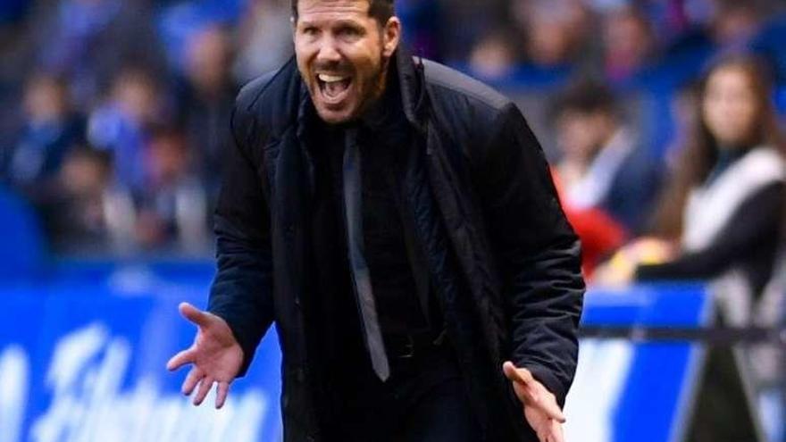 Simeone grita a sus jugadores ayer en Riazor.