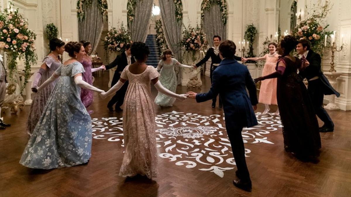 Baile en palacio de las familia Bridgerton y Sharma, en la segunda temporada de 'Los Brigderton'.