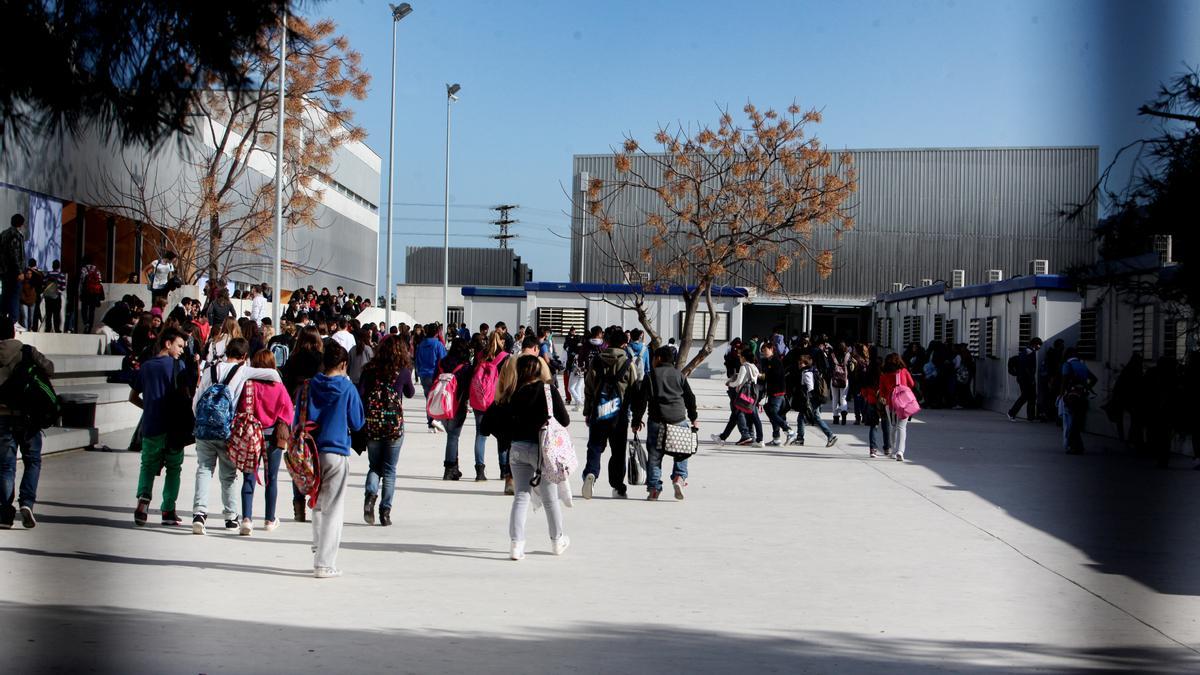 En el patio del centro hay instalados 22 barracones en los que estudian desde 2010 alrededor de 400 alumnos.