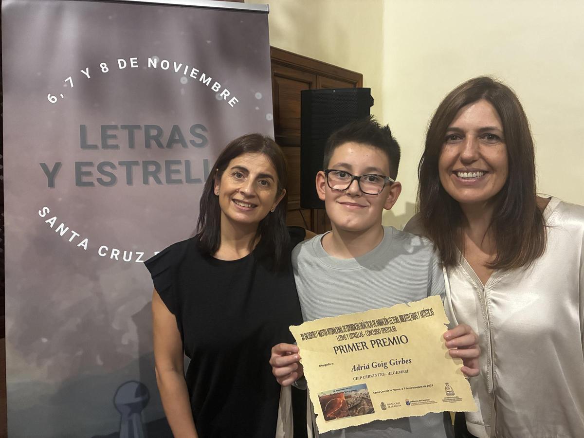 Maria Carme Tormos, Adrià Gog i Salut Girbes amb el premi de la Socaean.