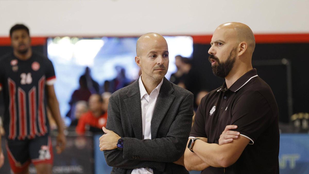 Eric Surís parla amb l’entrenador del Sant Antoni, Boris Balibrea