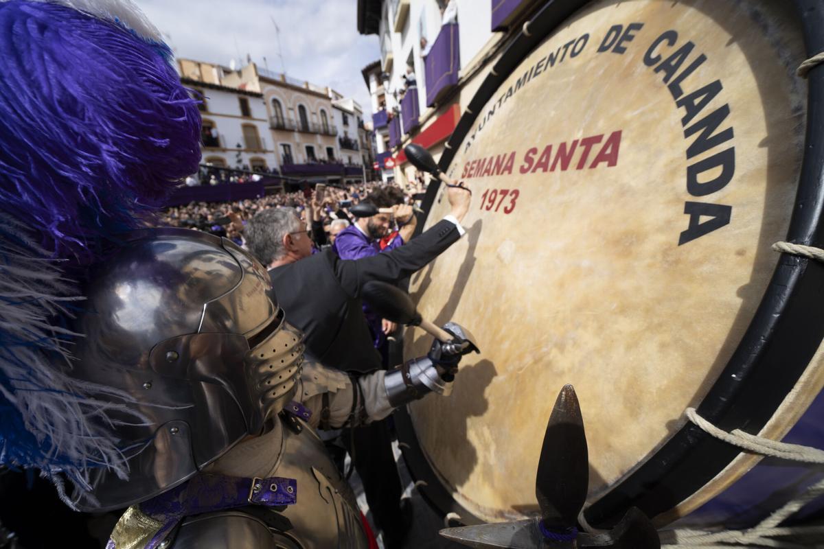 Decenas de personas durante la procesión de la Rompida de la Hora de Calanda, a 18 de abril de 2025, en Calanda, Teruel, Aragón (España). Esta procesión sale por las calles de Calanda durante el Viernes Santo y es una de las más destacadas de España. Una parte importante de la procesión es la colocación del Gran Bombo enfrente de la casa de Luis Buñuel. Después, con la primera campanada del reloj de la Iglesia, comienza la Rompida de la Hora con un estruendo ‘enorme’ generado por miles de tambores y bombos a la vez. 18 ABRIL 2025 Javier Escriche   / Europa Press 18/04/2025. Javier Escriche;