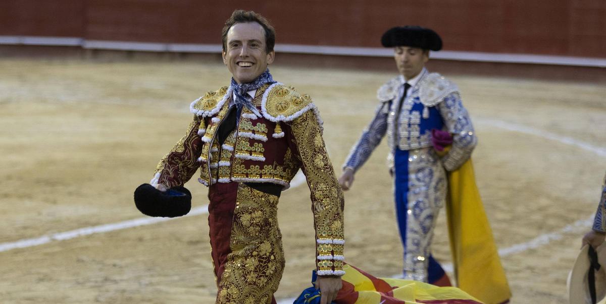 El torero valenciano Román Collado dan la vuelta al ruedo el día de San José.