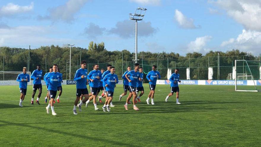 El Málaga CF partió ayer a primera hora de la mañana hasta tierras gallegas para medirse este domingo al Deportivo.