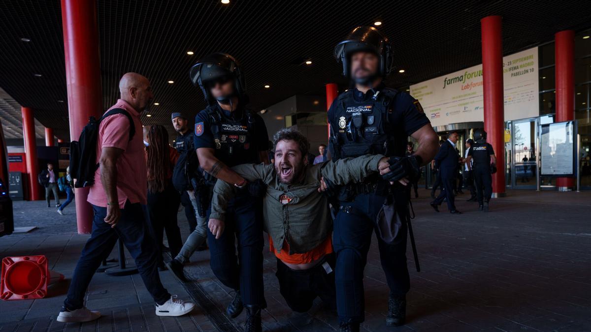 Activistas lanzan «papeles» y «bombas fétidas» contra Ayuso en The District