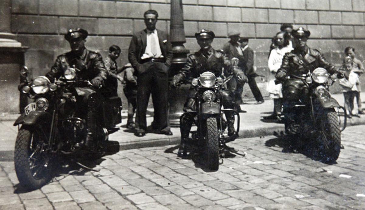 Uns mossos, el 1930, motoritzats amb motos Harley.