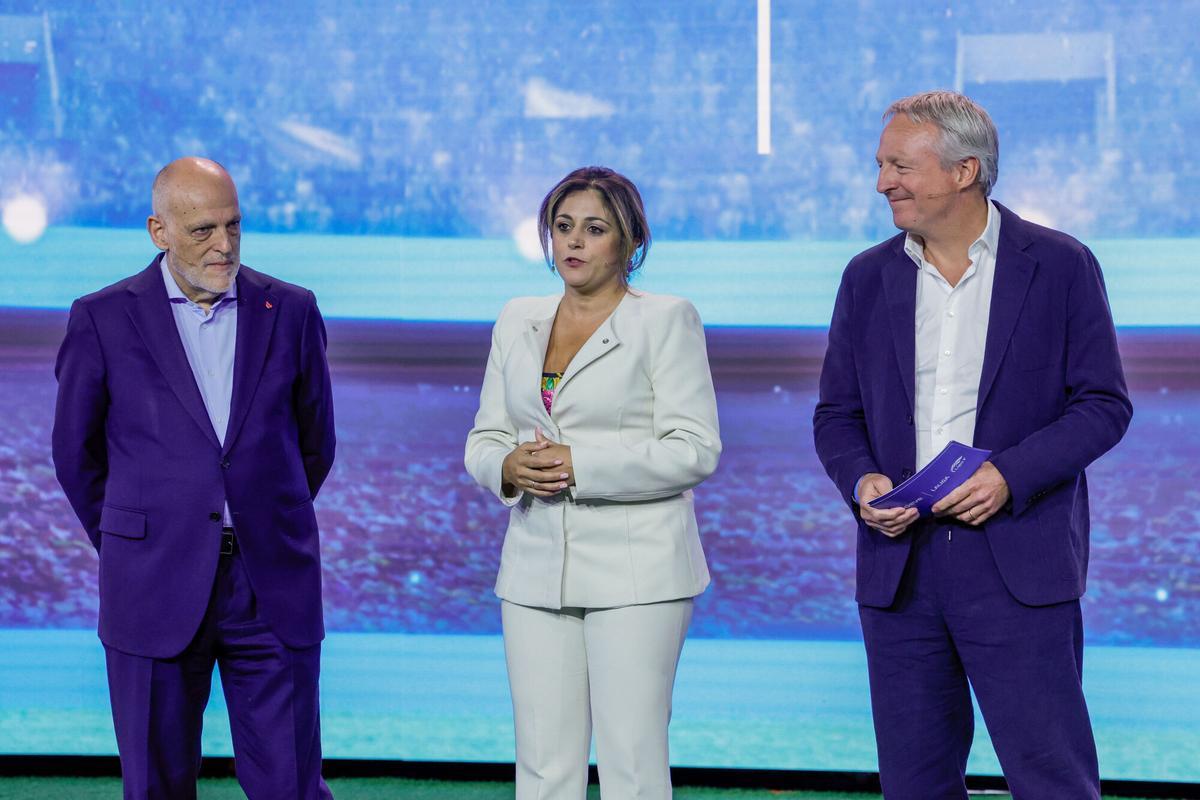 El presidente de LaLiga, Javier Tebas (i), el CEO de Moeve, Maarten Wetselaar (d), y la presidenta de Liga F, Beatriz Álvarez (c), participan en la presentación oficial de la alianza entre Moeve , LALIGA y Liga F este martes, en el pabellón satélite de la Casa de Campo, en Madrid.