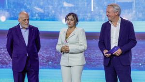 El presidente de LaLiga, Javier Tebas (i), el CEO de Moeve, Maarten Wetselaar (d), y la presidenta de Liga F, Beatriz Álvarez (c), participan en la presentación oficial de la alianza entre Moeve , LALIGA y Liga F este martes, en el pabellón satélite de la Casa de Campo, en Madrid.