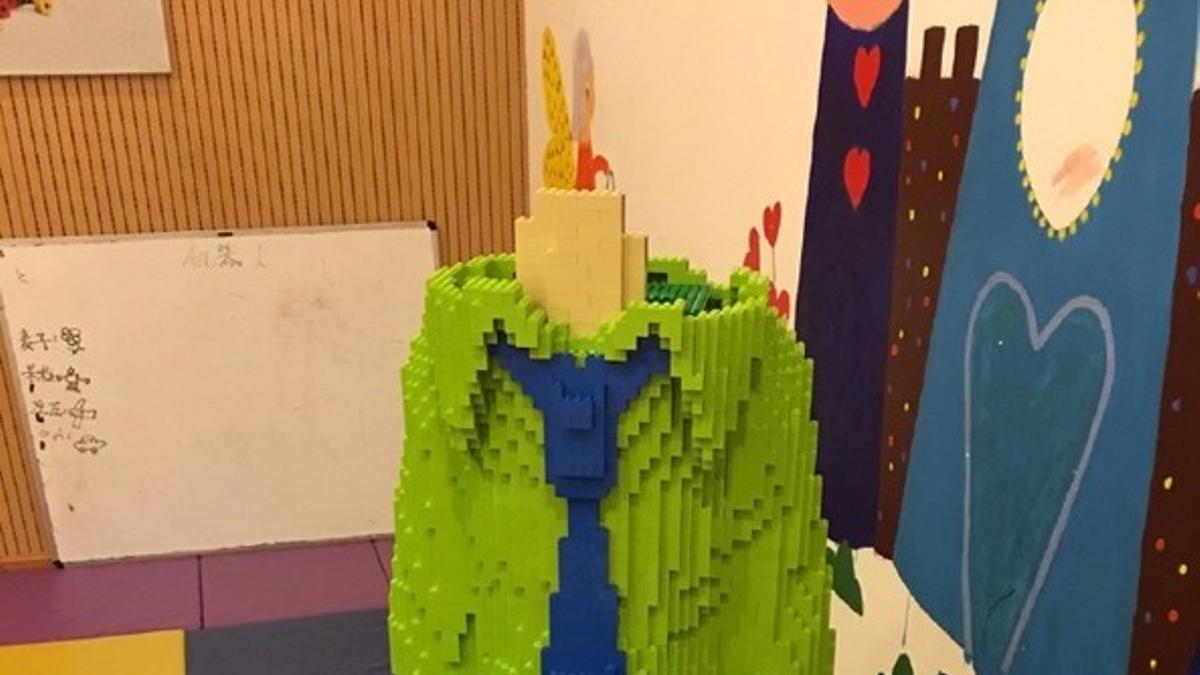 Un niño derriba una escultura de Lego valorada en más de 13.000 euros y la hace pedazos