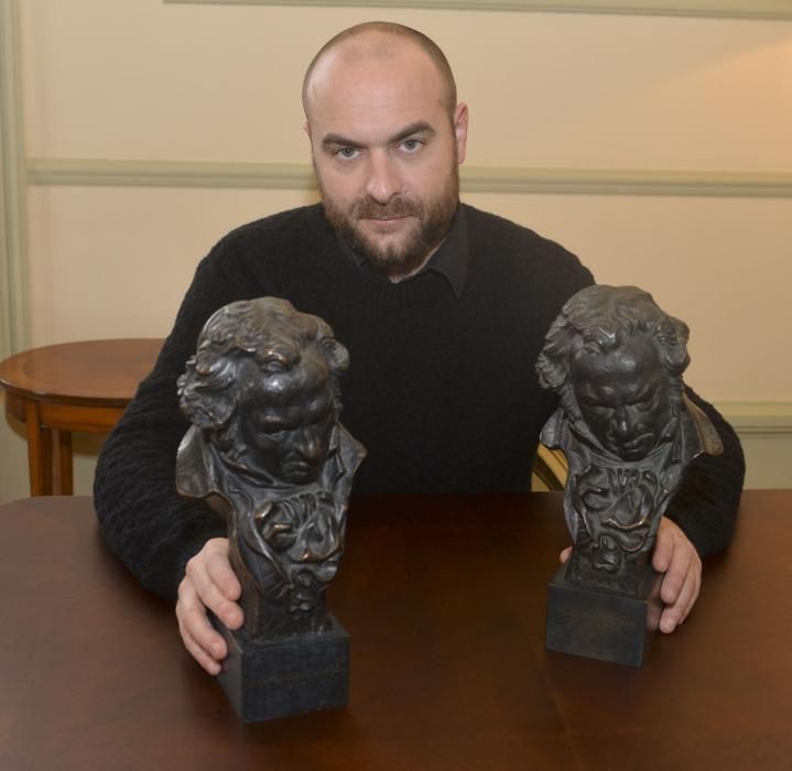 El ganador de dos Goya en la pasada edición ha sido recibido en el Ayuntamiento por el alcalde Xulio Ferreiro y el concejal de Culturas José Manuel Sande antes del preestreno de 'Psiconautas'.