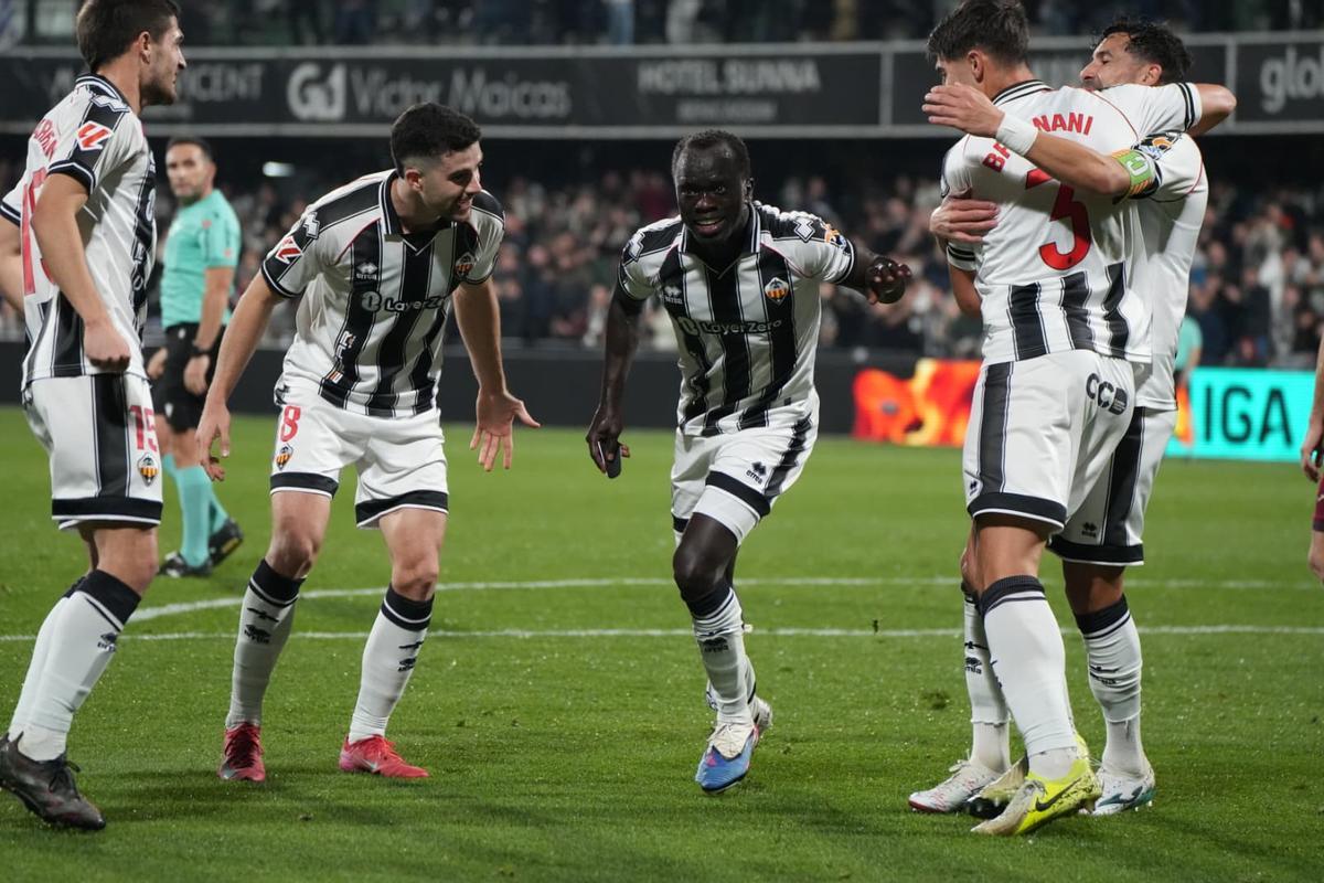 Los jugadores del Castellón celebran el 1-0 obra de Mabil.
