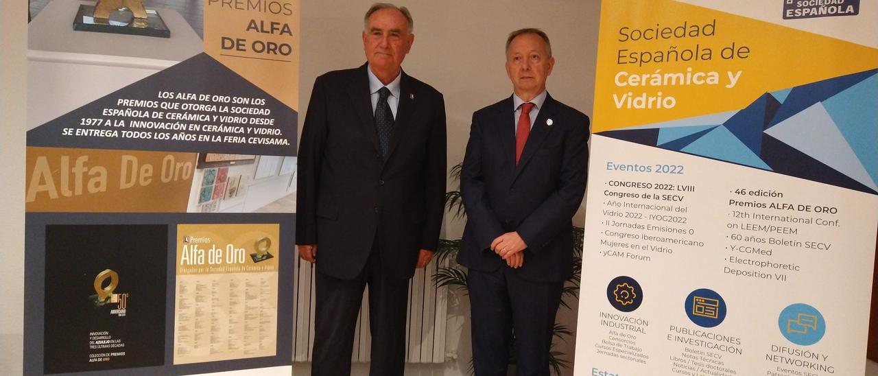 El presidente de la organización, Alfredo González, junto al secretario de la Cámara de Comercio, Jesús Ramos.