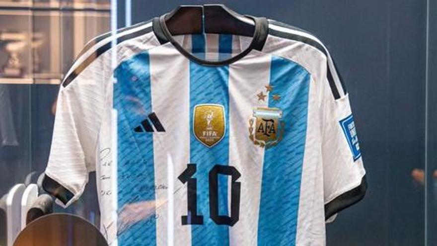 Así luce en el museo de Nadal la camiseta de Messi con el número 10 de Argentina.