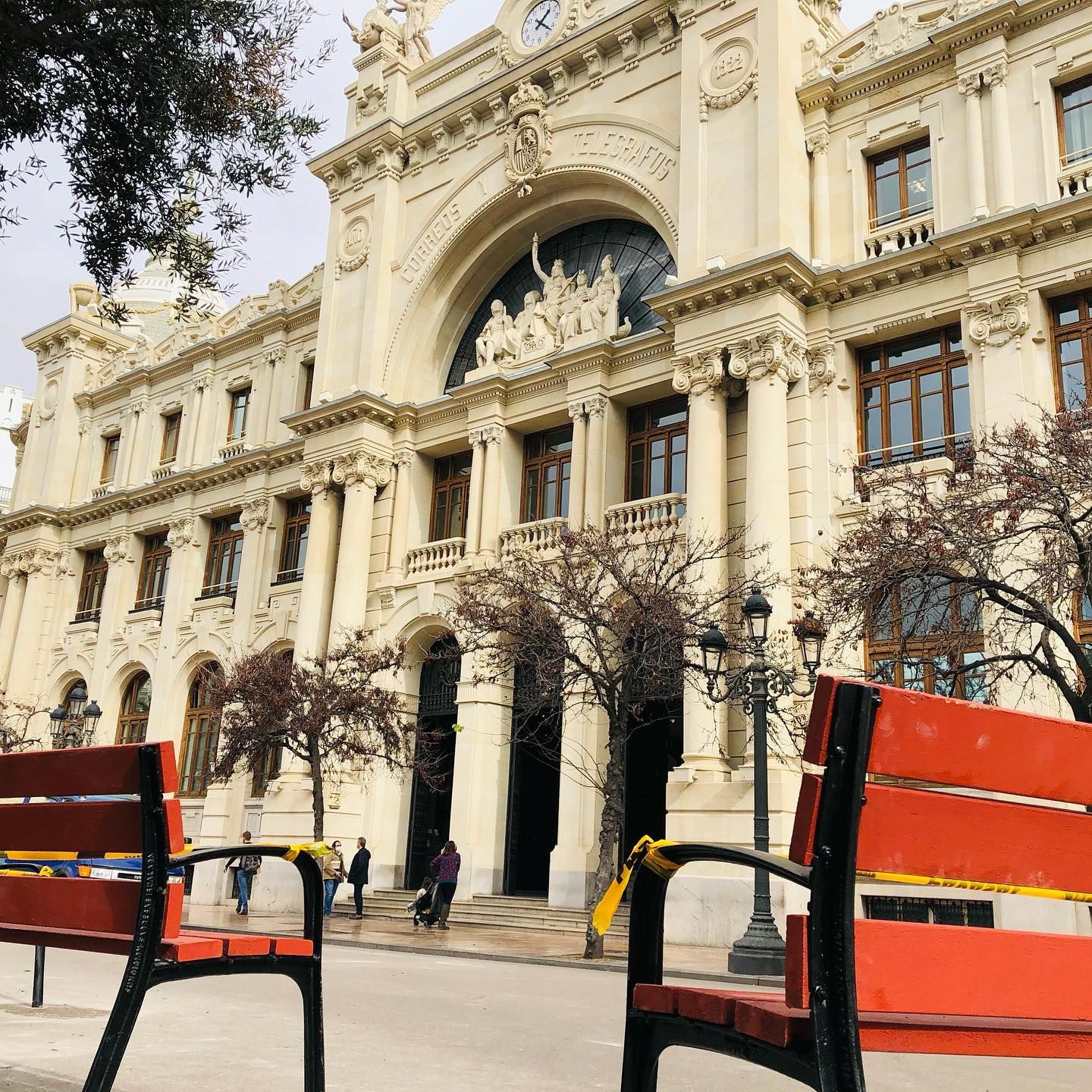 La plaza del Ayuntamiento cuenta con 21 bancos nuevos