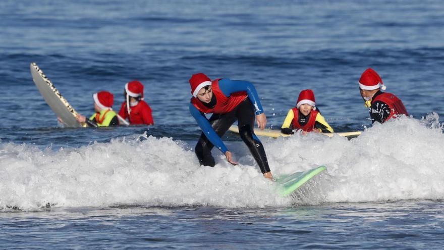 Algunos de los participantes en la pasada edición de los Papa Noeles Surferos en Patos. // José Lores