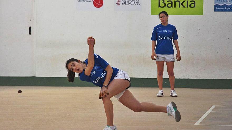 Victoria y Mar, del equipo de Bicorp, durante la partida de raspall.