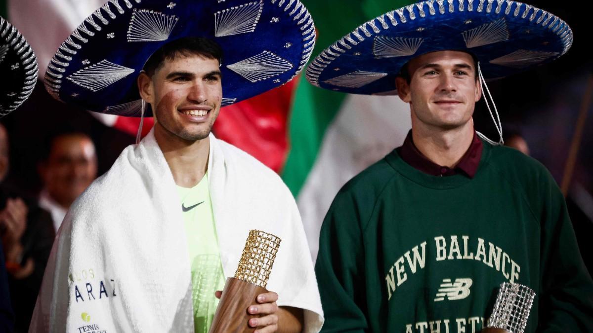 Carlos Alcaraz y Tommy Paul tras el partido de exhibición en la Plaza de Toros de Ciudad de Mexico