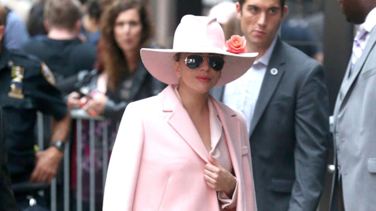 El nuevo sombrero del otoño que lleva Lady Gaga