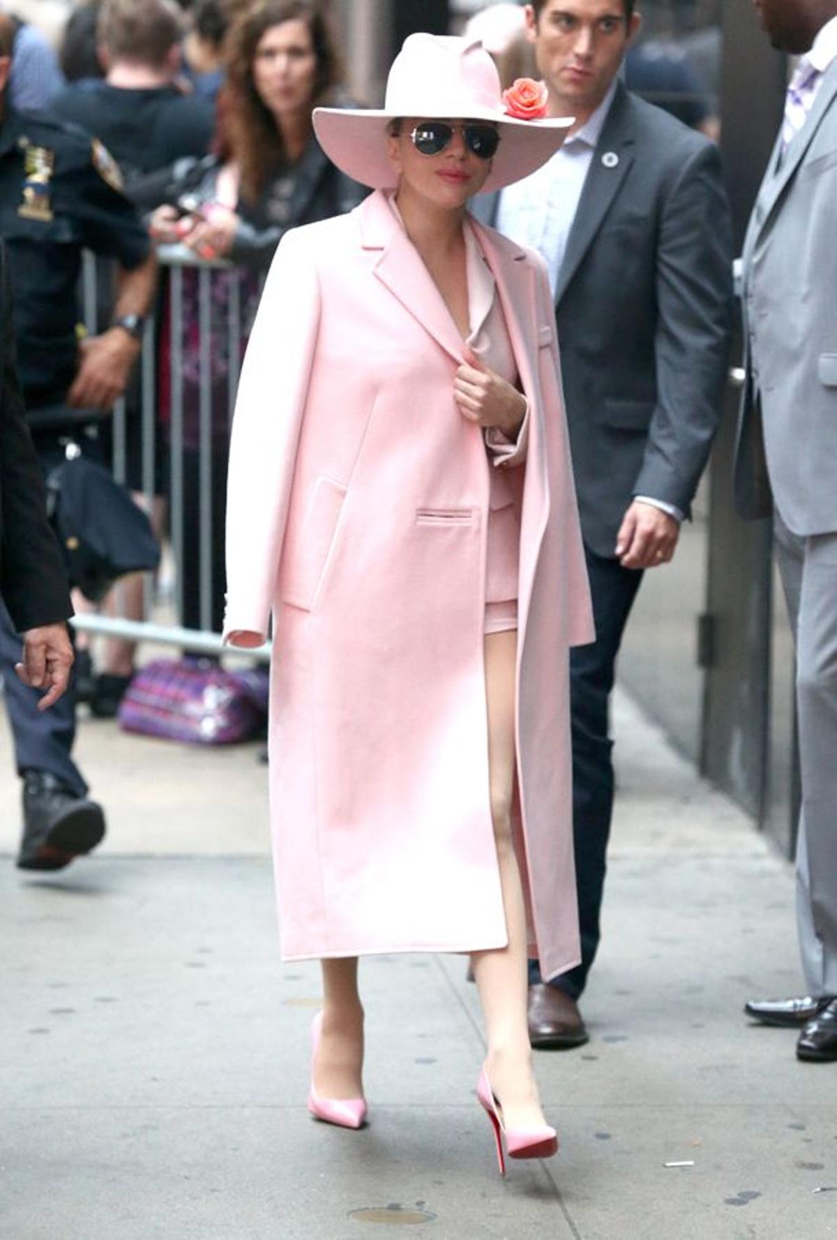 Lady Gaga con abrigo rosa