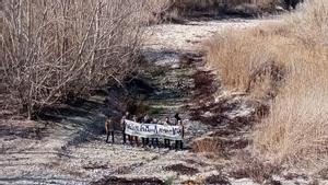 Ecologistas protestan en el lecho fluvial del río Muga.