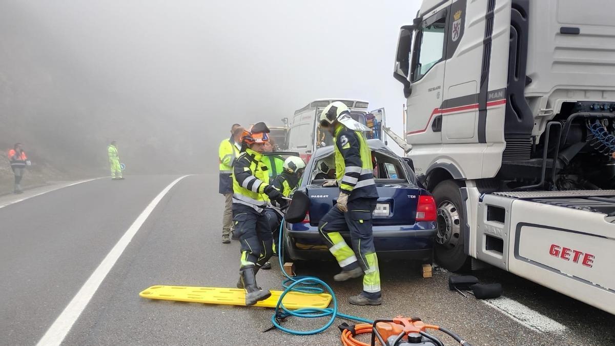 Los bomberos, sacando a la herida.