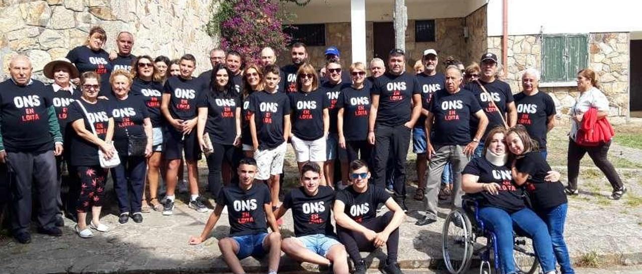 Un grupo de isleños, este pasado domingo en la isla, con las camisetas negras de &quot;Ons en loita&quot;. // FdV