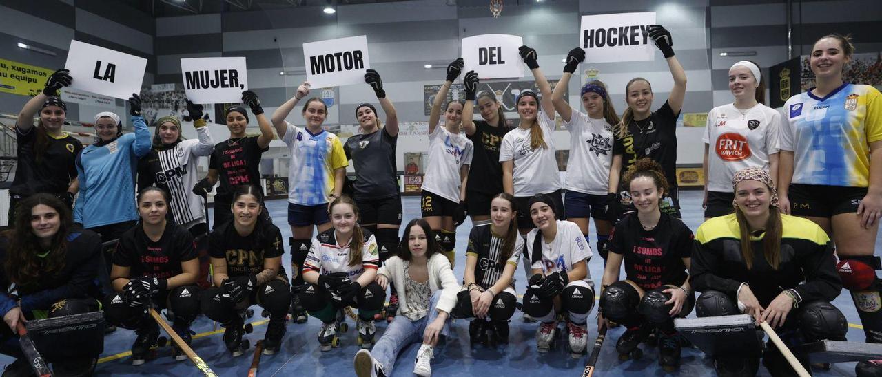 Los equipos senior, juvenil e infantil del Patín Mieres en el Visiola Rollán. De pie, por la izquierda, Paula Peña, Manuela Martínez, Daniela Fernández, Ariadna Martínez, Sofía González, Ariadna Fernández, Marina Murillo, Claudia Molano, Daniela San Emeterio, Ainhoa Álvarez, Lúa Alcaraz, Lucía Martín y Elvira Pastor. En la fila inferior, en el mismo orden, Manuela López, Milagros Puig, Valentina Ailen, Yaiza Morales, Xana Pérez, Julia Álvarez, Daniella Flórez, Inés Mata y Paula Rey. | LUISMA MURIAS