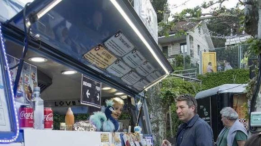 Los "food trucks" también atrajeron con sus menús. // Carlos Peteiro