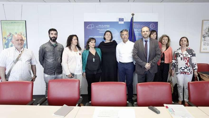 Ana Miranda y Ana Pontón con la comisaria Violeta Bulc y víctimas del Alvia, ayer, en Bruselas. // FdV