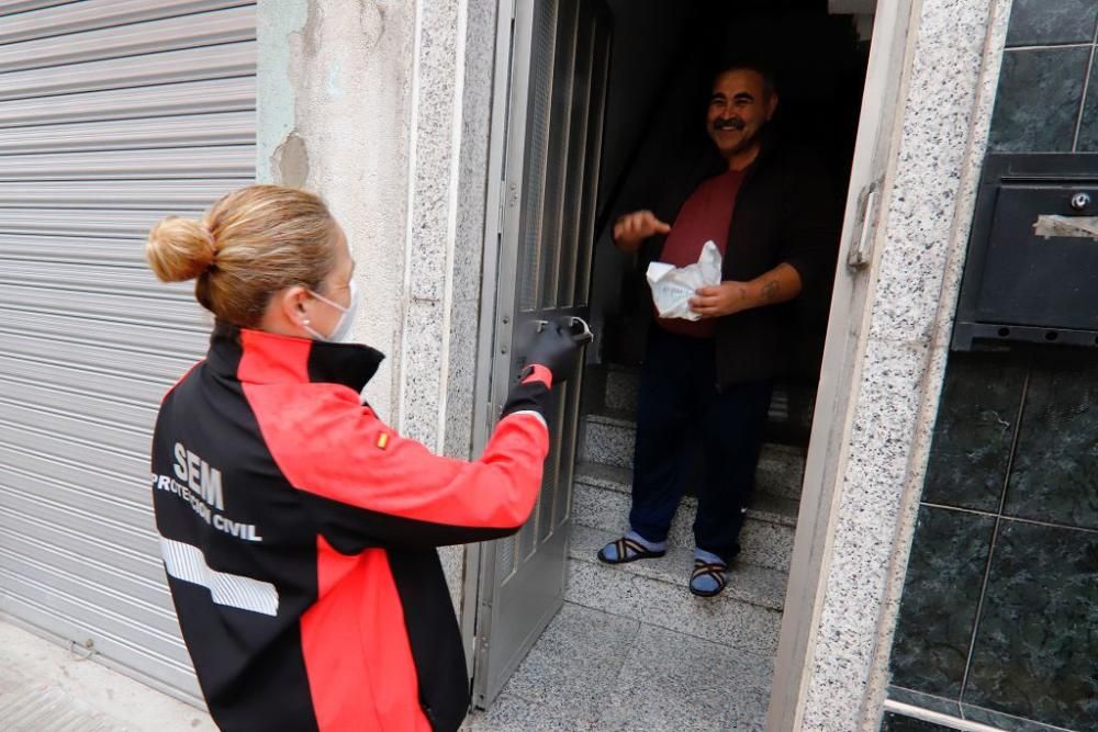 Reparto de mascarillas en Barriomar