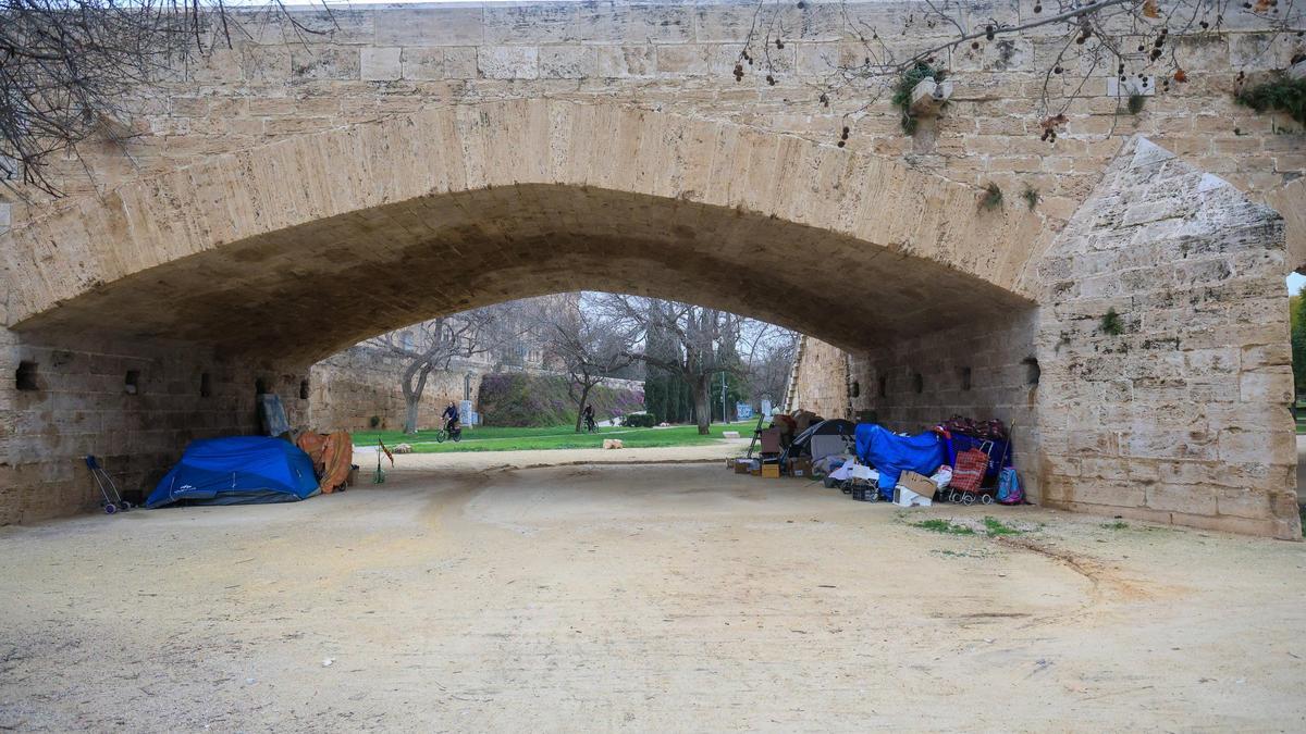 El viejo cauce del Turia se ha llenado de tiendas de campaña en los últimos meses