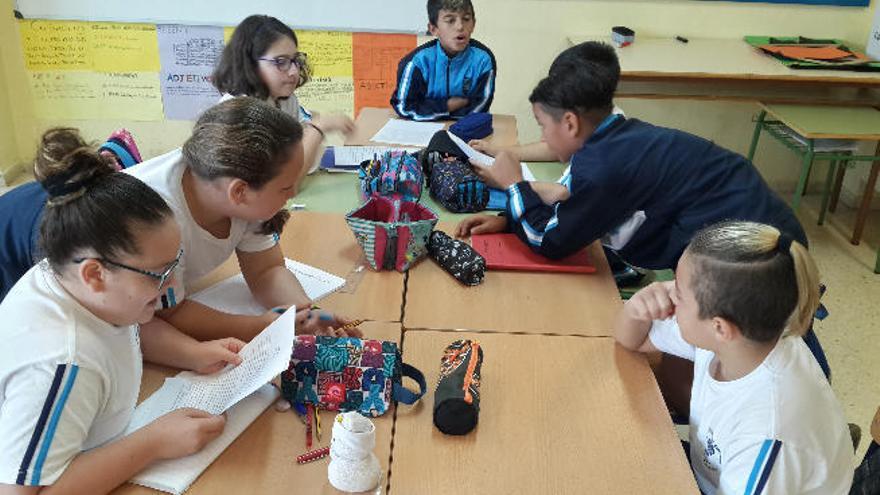 El alumnado trabaja en los relatos del libro &#039;El reloj del tiempo y los superhéroes&#039;.