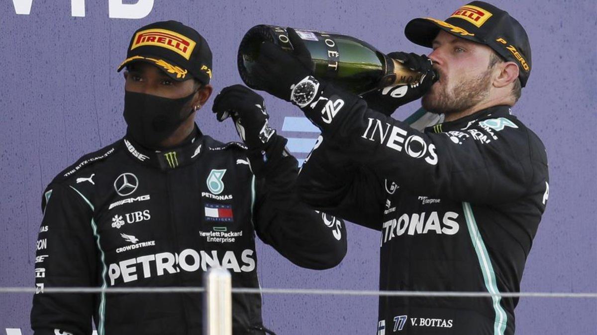 Hamilton y Bottas en el podio del Gran Premio de Rusia.