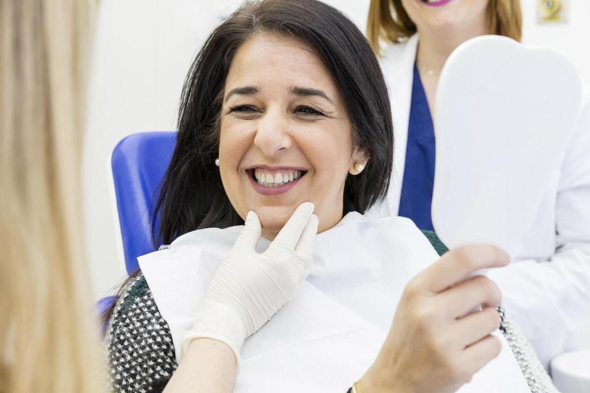 La ortodoncia invisible Invisalign alinea tus dientes de forma imperceptible.