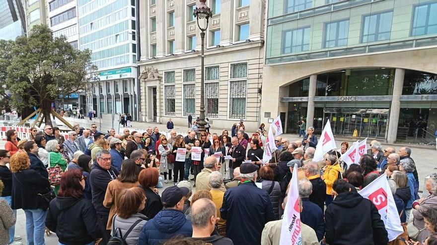 Decenas de personas se concentran en el Obelisco de A Coruña para pedir que pare la guerra contra Irán y Gaza