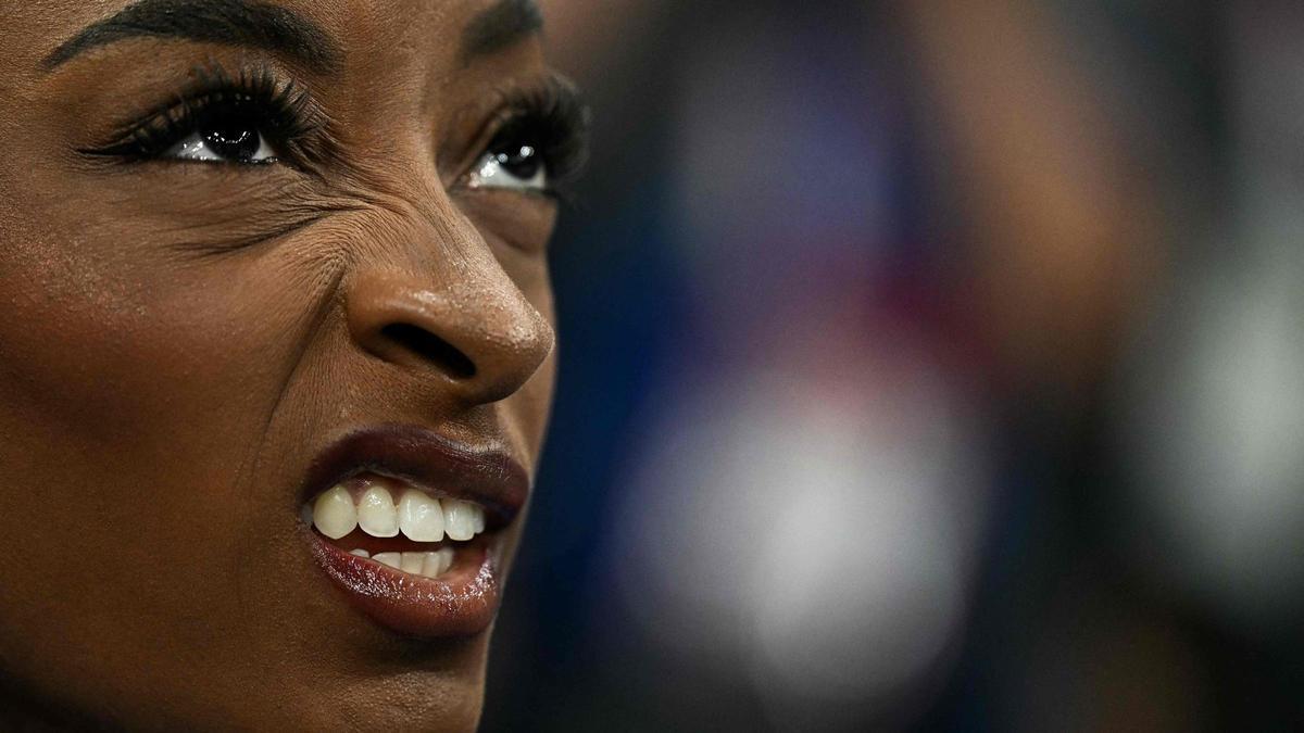 La estadounidense Simone Biles tuerce el gesto tras su ejercicio en la barra de equilibrio durante la final femenina de gimnasia artística en los Juegos Olímpicos de París 2024