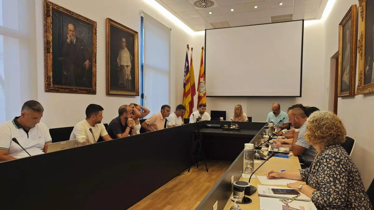 Tensión en el pleno extraordinario de Felanitx por el enfrentamiento entre la alcaldesa y un oficial de policía