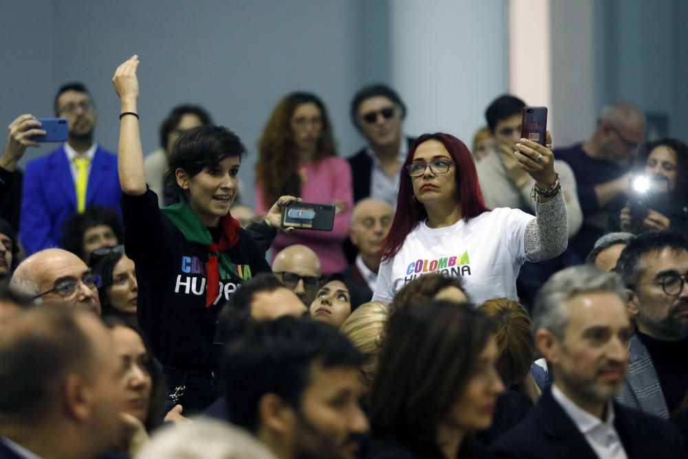 Aglomeración en la conferencia de Mujica en València