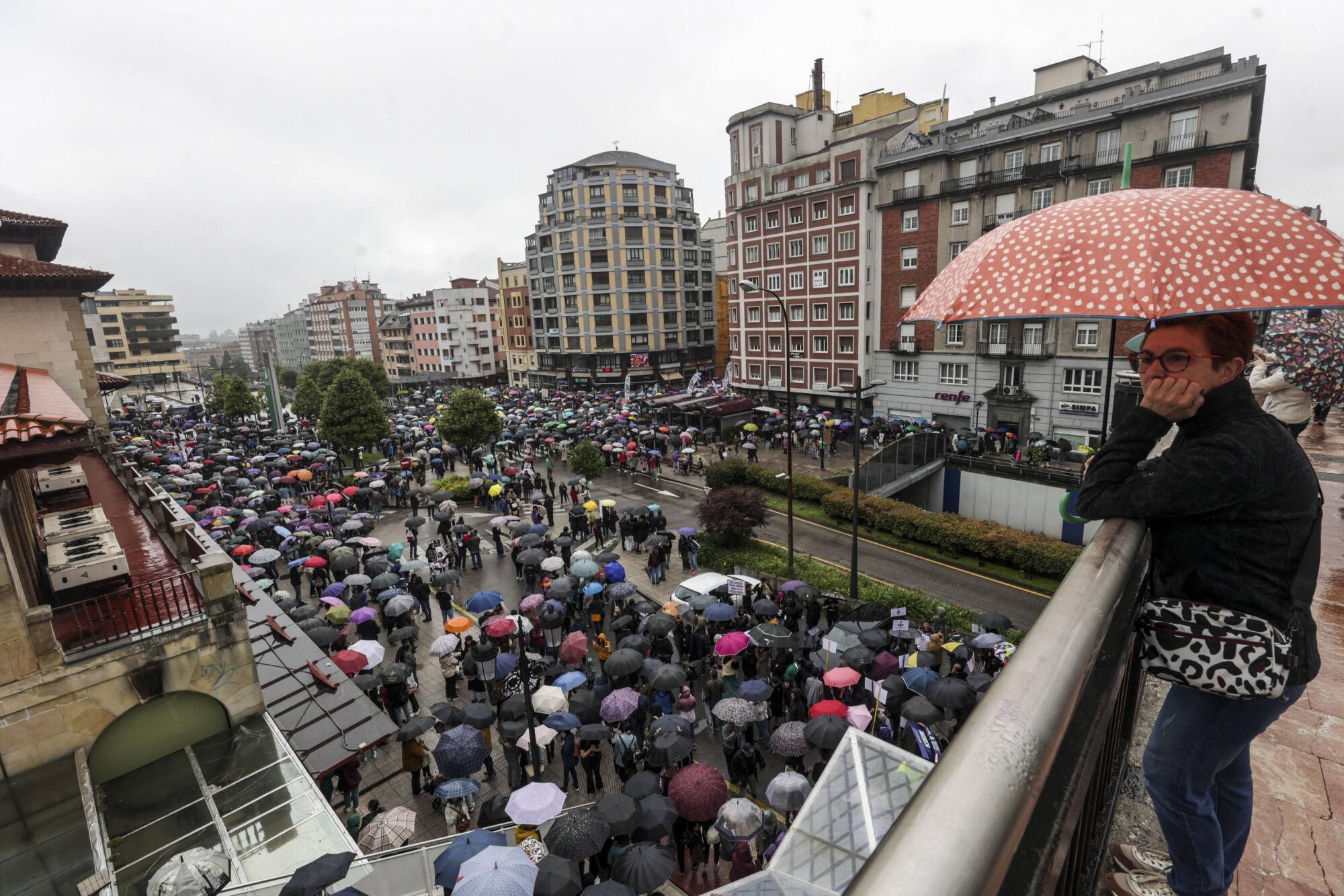 EN IMÁGENES: Así fue la gran manifestación de profesores por la enseñanza pública asturiana