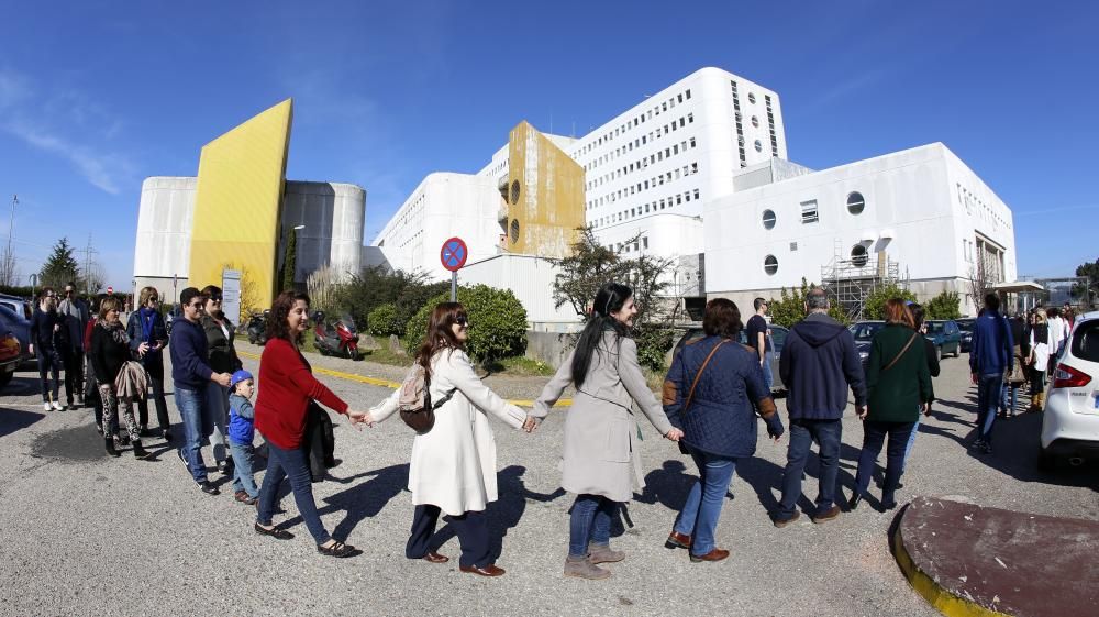 Más de dos mil personas participaron en un "abrazo" simbólico al recinto del Hospital.