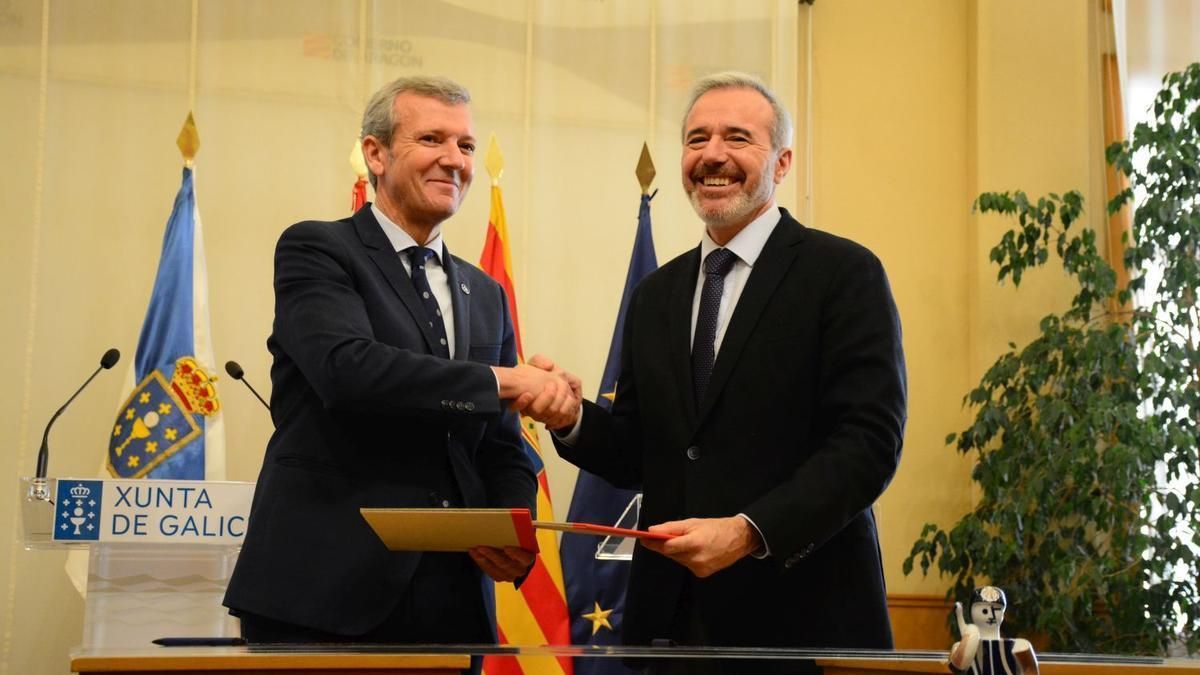 Los presidentes de Aragón y Galicia, Jorge Azcón y Alfonso Rueda, se estrechan la mano tras renovar la declaración de Santiago.