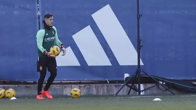 En imágenes | Primer día de Edgar Badía con el Real Zaragoza bajo el frío invernal